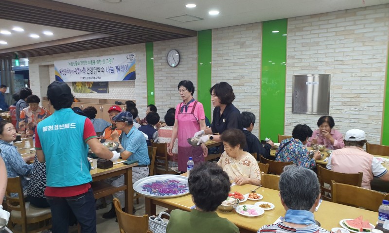 17일 예천교회 지하1층 구내식당에서 '하절기 취약 어르신을 위한 건강 닭백숙 나눔 릴레이'를 진행 했습니다.예천여성봉사회, 청년봉사단체 청년씨드 등 단체가 참여해 지역 어르신 300여명에게 따뜻한 정성을 전했습니다.이번 닭백숙 나눔 릴레이는 7월 3일 유천면 손기리 마을회관을 시작으로, 7월 8일 지보면 마전리, 7월 9일 호명읍 산합1리 마을회관, 7월 13일 감천면 관현1리 마을회관에서 진행되었으며오는 19일 풍양면 낙상2리와 20일 보문면 독양2리에서도 이어질 예정입니다. 