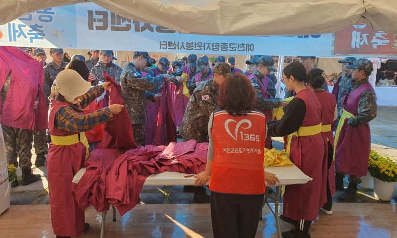  2025 예천활축제 및 예천농산물축제 자원봉사자 운영일시 : 10/31(금) ~ 11/2(일) 09:00 ~ 18:00장소 : 한천체육공원 일원내용 : 일 일반자원봉사자 60명, 군인인력 40명 총 80명의 자원봉사자들이 축제를 빛내기 위해 활동하였습니다.손끝으로 전하는 손,발 지얍 체험 부스 운영과 활 전시관, 예천박물관, 곤충연구소, 물품보관소, 농산물전시과, 활공성전, 활쏘기 유아존 등 다양한 분야에서 활동해 주셨습니다.추운 날씨에도 불구하고 끝까지 함께 해주신 자원봉사자 여러분께 다시 한 번 감사드립니다.  