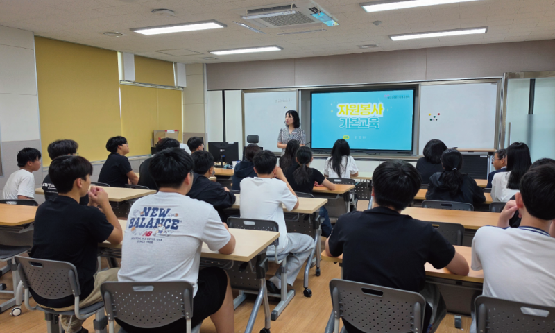
&nbsp;일시 : 2026년 7월 10일 (금) 오후 13:20&nbsp;장소 : 지보중학교&nbsp;봉사자 : 예쁜천사교육리더 이주현 선생님&nbsp;내용 : 지보중학교 학생들을 대상으로 찾아가는 자원봉사 교육을 진행했습니다.이번 교육은 예쁜천사교육리더봉사단 이주현 선생님이&nbsp;진행했으며, 자신의 자원봉사 경험과 봉사를 시작하게 된 계기를 진솔하게 들려주며 학생들과 자원봉사의 의미를 함께 나누는 시간을 가졌습니다. 특히 '봉사는 타인을 위한 활동이지만, 결국 나를 성장시키고 행복하게 만드는 시간'이라는 메시지를 전하며 학생들의 공감을 이끌어냈습니다.학생들은 강사의 이야기에 귀 기울이며 적극적으로 참여했고, 자원봉사를 보다 가깝고 친숙하게 이해하는 뜻깊은 시간을 보냈습니다. 교육을 마친 이주현 선생님은 
