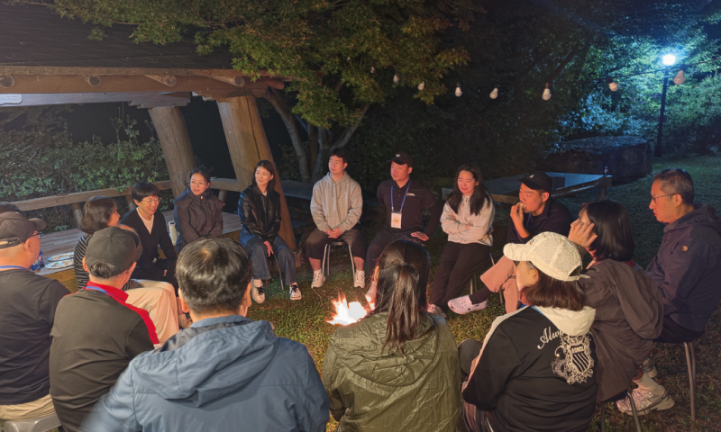 
&nbsp;일시 : 1회차 : 2026년 9월3일~5일 / 2회차 : 2026년 10월 2일 ~ 4일&nbsp;장소 : 용문면 일대(출렁다리 체험마을, 초간정, 초정서예, 상금3리 마을회관, 하금1리 마을회관, 금당실마을, 덕신리36, 용문사&nbsp;참여자 : 1회차 :12명 / 2회차 : 10명&nbsp;활동가 : 예천한바퀴 청년 기획단5명, 센터 직원 2명&nbsp;활동내용 : 지난 4월 청년기획단의 첫 만남으로 시작된 「완.내.스 예천한바퀴 Voluntour」가 1·2회차 프로그램을 끝으로 마무리되었습니다.예천군종합자원봉사센터와 예천문화관광재단이 함께한 이번 프로그램은, 청년기획단이 직접 예천의 사람·공간·이야기를 발굴하고 이를 프로그램으로 만들어 ‘예천에 아는 사람을 만드는 여행’을 목표로 진행한 2박 3일 체류형 볼런투어입니다.1회차는 9월 3일부터 5일까지, 2회차는 10월 2일부터 4일까지 용문면 일원에서 진행됐습니다. 예천상설시장 장보기와 랜덤비빔밥 만들기, 초간정에서의 쉼, 서예체험, 농촌생활 체험, 지역 주민과의 대화, 팜파티 등 다양한 활동을 통해 예천의 일상과 사람을 가까이에서 만나는 시간을 가졌습니다.특히 1회차에는 상금3리 마을회관, 2회차에는 하금1리 마을회관에서 주민들이 정성껏 점심을 준비해주셨고, 함께 식사하고 이야기를 나누며 여행자와 주민이 자연스럽게 가까워지는 시간을 만들었습니다.또 1회차 운영 후 참가자 의견과 현장 피드백을 바탕으로 프로그램을 보완해 2회차에 반영했으며, 참가자와 청년기획단이 함께 어울리며 실제로 새로운 ‘일촌’을 만들어가는 모습도 확인할 수 있었습니다.함께 고민하고 발로 뛰어준 청년기획단, 협업해주신 예천문화관광재단, 따뜻하게 맞아주신 용문면 주민 여러분께 감사드립니다.&nbsp;여행은 끝났지만, 예천에서 맺은 일촌은 계속 이어집니다. 

  
    
      
        
      
      
        
      
    
    
      
        
      
      
        
      
    
    
      
        
      
      
        
      
    
    
      
        
      
      
        
      
    
    
      
        
      
      
    
  
